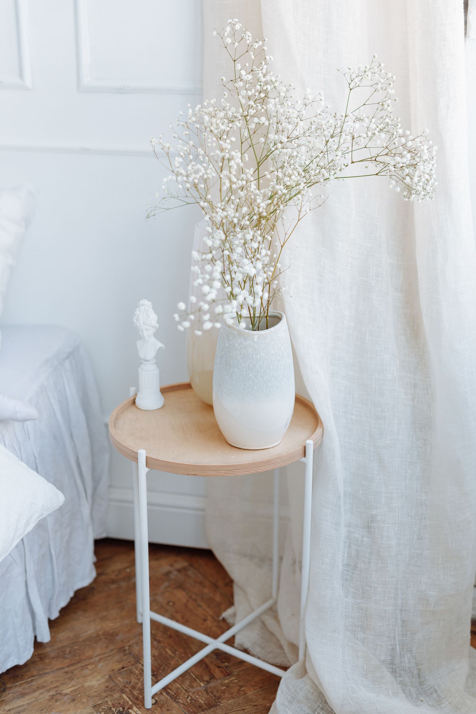 Guéridon et vase dans un intérieur